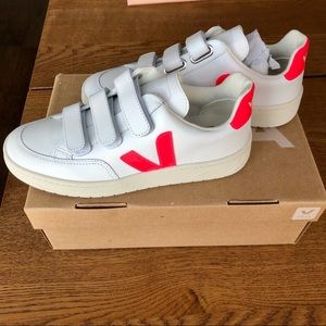 NEW: VEJA Women's V-Lock Low-Top Sneakers